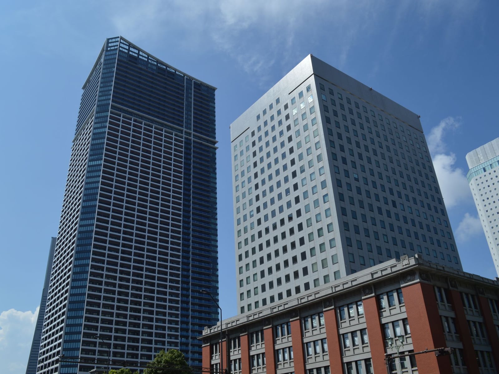 横浜みなとみらい地区にあるスタジオのモダンでミニマルな外観