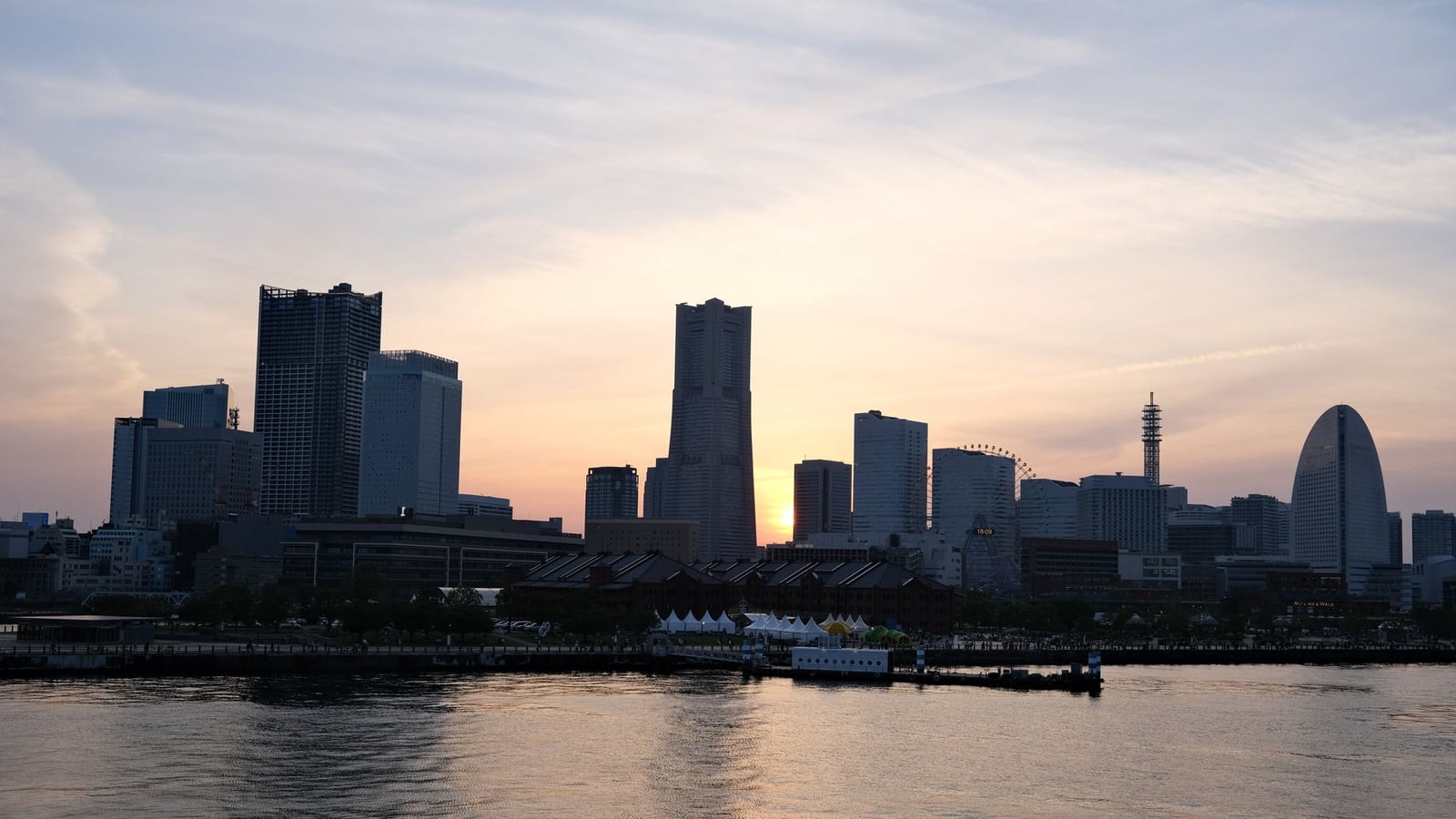 ゴールデンアワーに照らされた横浜みなとみらいの街並み
